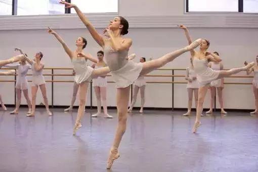 潮州成人舞蹈压胯视频