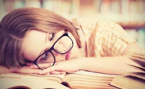 成人趴在桌子上看书视频,捕捉成人趴桌阅读的温馨瞬间