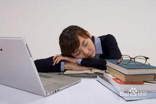 成人趴在桌子上看书视频,捕捉成人趴桌阅读的温馨瞬间